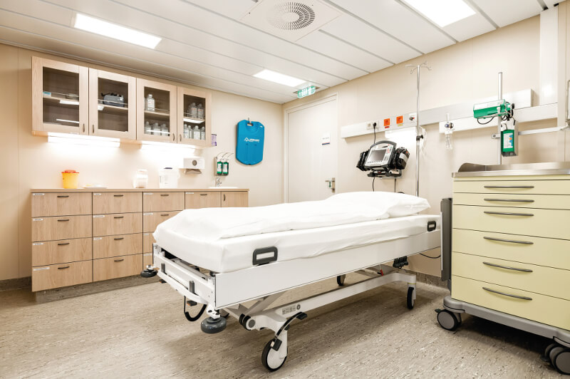 Krankenbett im Bordhospital bei TUI Cruises