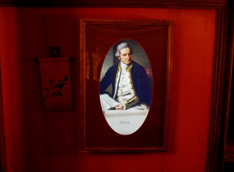 Porträt von Captain Cook im Mytsery Room von AIDAnova
