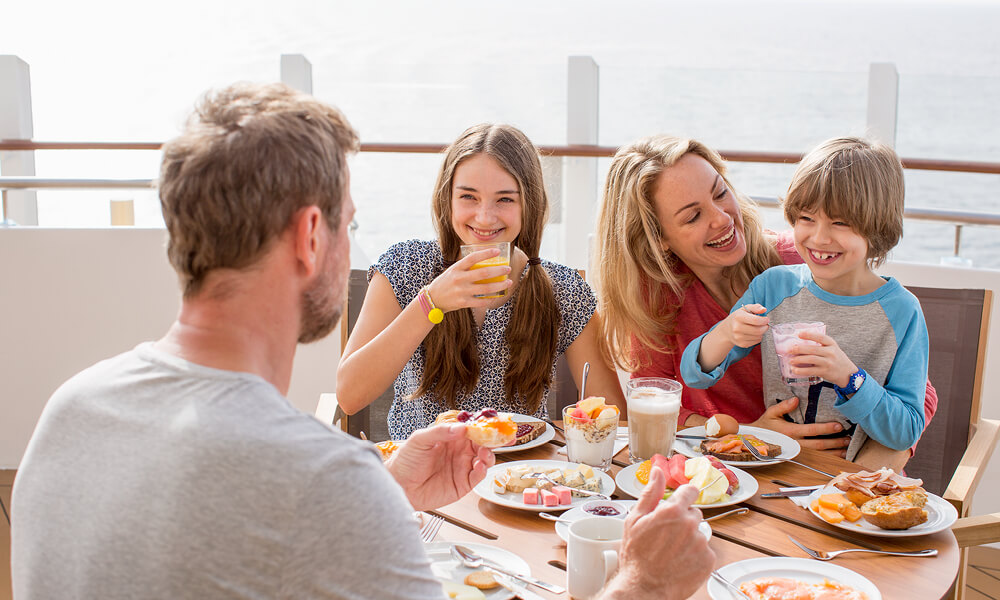 Familie isst an Bord eines AIDA Schiffes