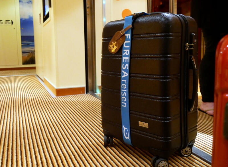 Koffer mit EURESAreisen Kofferband im Flur von AIDA