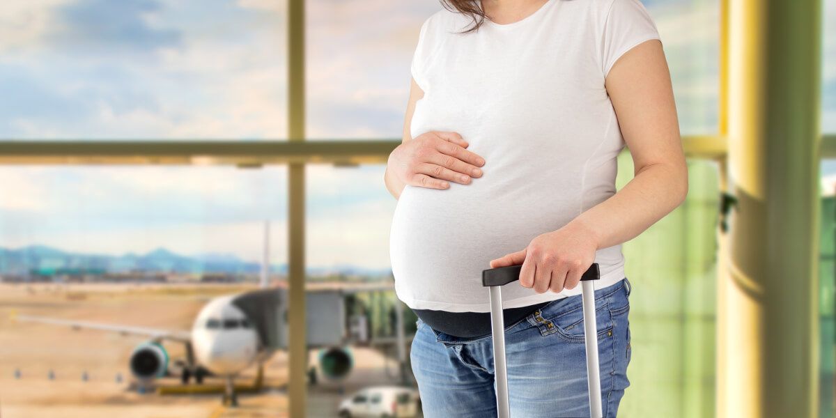 Schwangere Frau am Flughafen