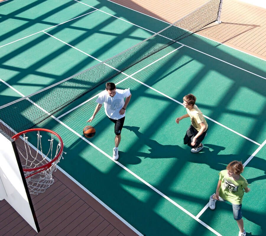 Teens beim Basketballspielen in der Multifunktionsarena
