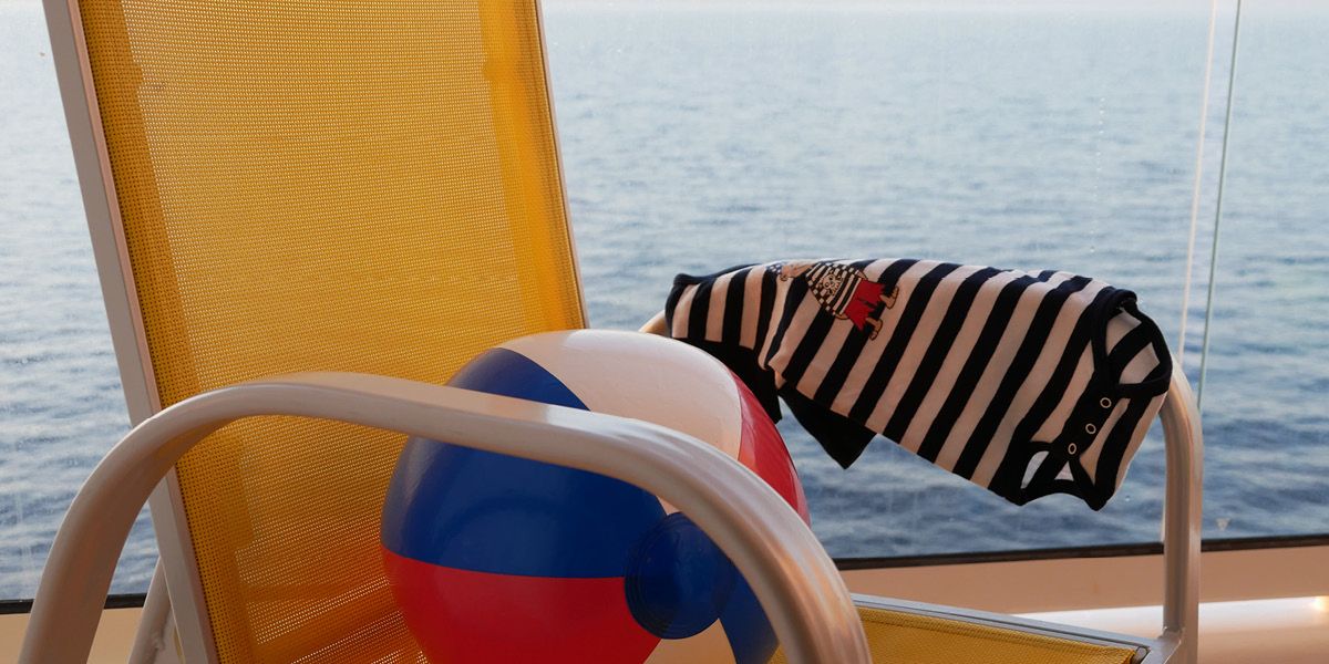 Familiengepäckstücke Wasserball und Body auf Kabinenbalkon an Bord eines Kreuzfahrtschiffes