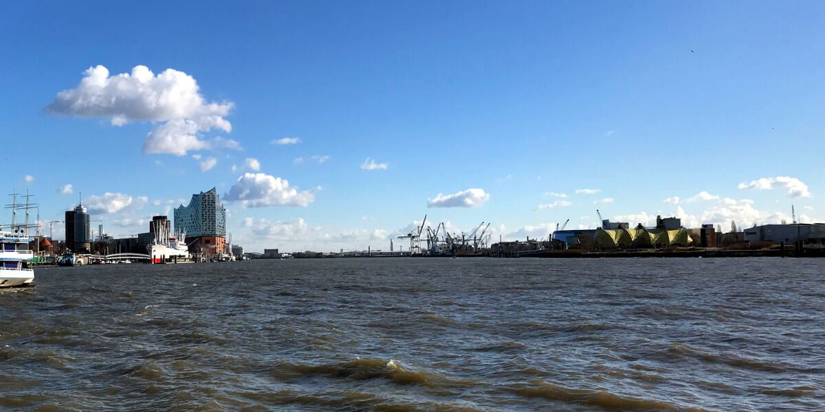Blick vom Schiff auf Hamburgs Hafen